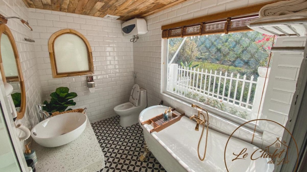 Bồn tắm sứ sang trọng tại Le Chalet du Lac - Moc-Chau